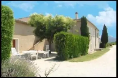 Image de gite avec jardin, au milieu des vignes, chênes truffiers dans mas provençal