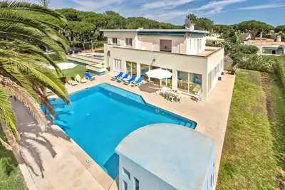 Image de 5 bedrooms, private pool, close to amenites, free A/C & wifi