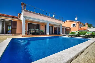 Image de Villas modernes avec piscine et vue imprenable sur la mer, meilleurs équipements.