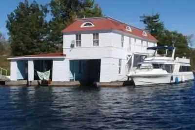 Image de Boathouse de l'île w / boatslip