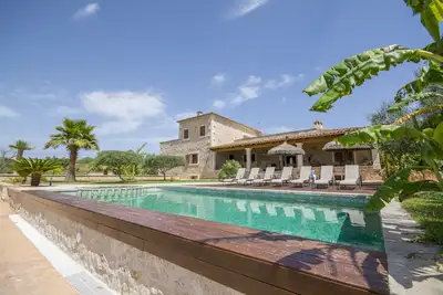 Image de Grande villa avec piscine et jardin pour profiter en famille ou entre amis