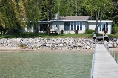 Image de Lake Cottage face sur la rive nord du lac de Charlevoix