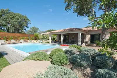 Image de Villa d'architecte, contemporaine, climatisée avec piscine chauffée