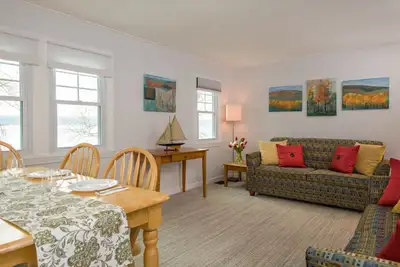 Image de Cayuga Lakefront toute l'année avec un accès facile à la maison et au lac