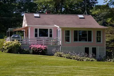 Image de Le chalet rose sur le magnifique lac Damariscotta.