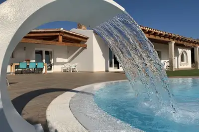 Image de Villaluxx est magnifique et moderne. Huge Infinity Swimpool & Whirl. GreatView