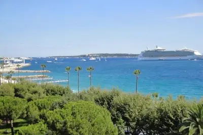 Image de Cannes superbe vue mer face aux plages du Midi, près du Port et du centre