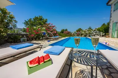 Image de Villa familiale en toute intimité avec piscine chauffée, parc pour enfants, sauna et concierge