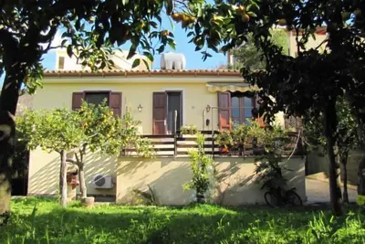 Image de Cottage dans une plantation d'agrumes près de la mer