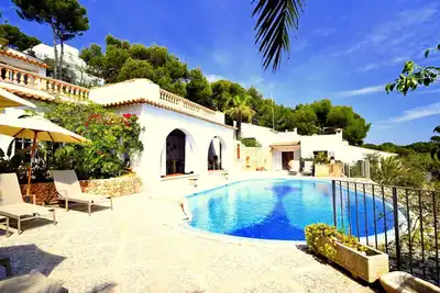 Image de extraordinaire villa vue mer en première ligne de la plage avec piscine