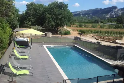 Image de accollé à un vieux mas, appart. 1er ét. (6 pl) rénové, piscine, sauna, et spa