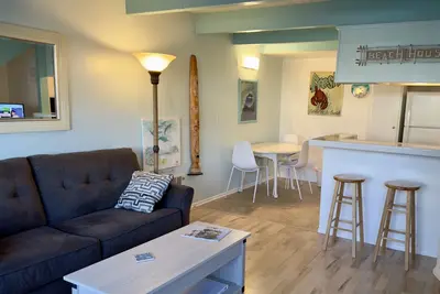 Image de 'Carpinteria Beach' One Bedroom Condo un bloc de la plage