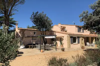 Propriété 20 personnes avec ses 3 gîtes à 10 mn Uzès, piscine au sel, au calme