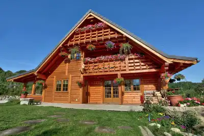 Image de Châlet luxueux en bois avec plan d'eau privé