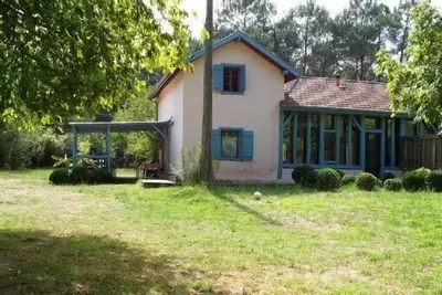 Image de Maison landaise rénovée dans un parc boisé. Roulotte chambre en option.