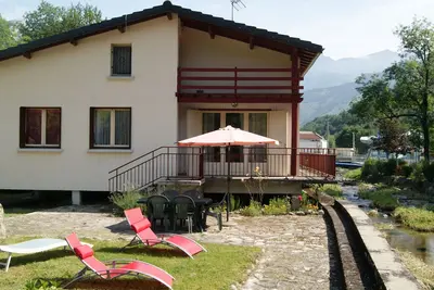 Belle maison bordant une rivière avec grand terrain (WiFi)