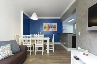 Image de Personnages - 20 mètres de la plage - 1 suite + 1 chambre. Vue mer partielle - Rénové