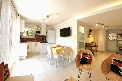 Image de F3 classement tourisme 3 étoiles, climatisé, jardin, parking, plage à 450 m.