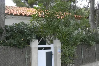 Image de Maison de charme avec jardin, proche de la plage et Ă l'abri de la falaise.