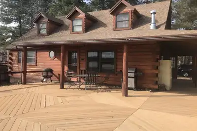 Image de Cabane en rondins de cèdre au bord du lac sur 2 acres au lac Rainbow.