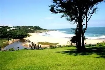 Image de Beach Front House avec piscine privée et vue sur la mer sans fin
