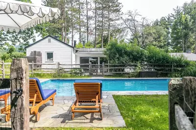 Image de Composé de campagne chic avec 2 maisons - piscine saline, bain à remous et foyers