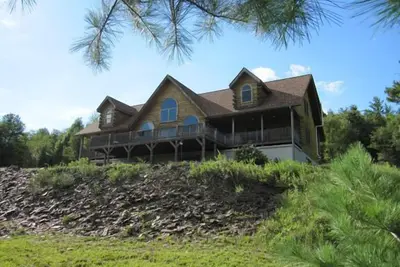 Image de Massive Log Home près de Blue Mountain