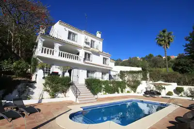 Image de Villa spacieuse belle avec un grand 4x8m piscine privée à louer