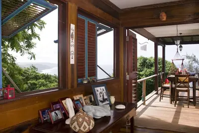 Image de Une belle maison en bois construite au milieu des arbres avec vue sur la côte atlantique