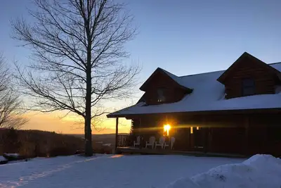 Image de La plus belle maison en bois rond la plus privée pouvant accueillir jusqu'à 12 personnes. 10 min du parc Dreams