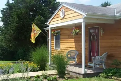 Cedar Breeze ~ Cozy Cabin Getaway ~ Accès à la rivière, pêche, randonnée pédestre, bain à remous et Mt