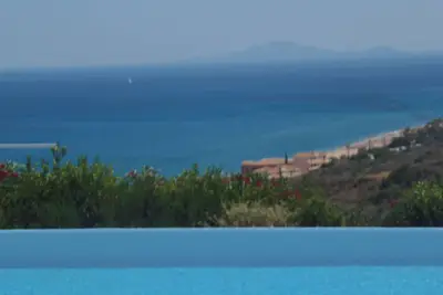 Image de Villa de luxe avec piscine à débordement fabuleux et une vue imprenable sur la mer Ionienne