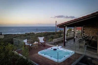 Image de Villa ensoleillée avec vue mer unique!