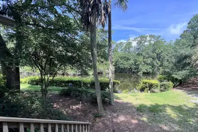 Image de Lagon apaisant et verdure en peluche - Charmant cottage Greenslake avec piscine communautaire
