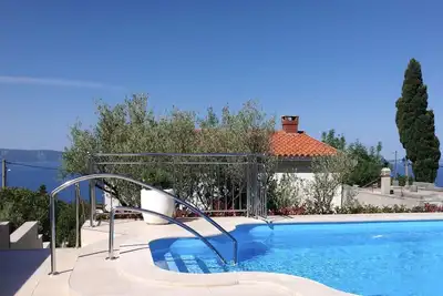 Incroyable vue sur l'île et la montagne, piscine privée chauffée, animaux acceptés, wifi, barbecue