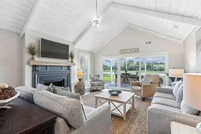 Image de 42 Lands End Road ~ Nouvellement remodelé en 2017! Spacieux 4Br avec des vues incroyables