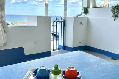 Bateaux de sauvetage du passé devant la mer & la plage de Capo d'Orlando