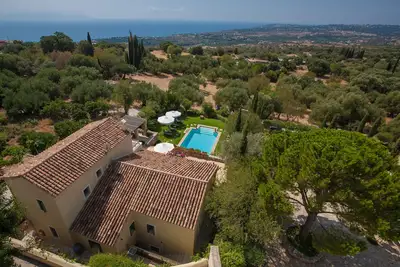 Image de Villa haut de gamme avec piscine (plus Chef). Environs à couper le souffle