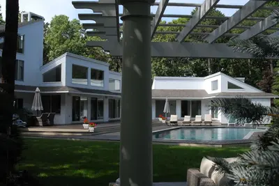 Image de Spectaculaire Hamptons contemporain Situé dans une retraite privée.
