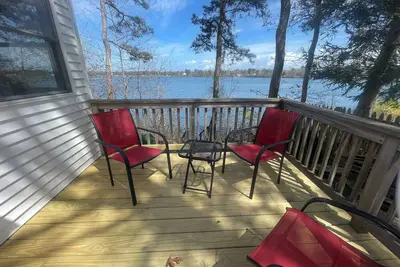 Image de Lakefront Cottage avec quai privé