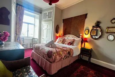 Image de Central Georgian Home with Parking, Art and Antiques