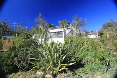 Image de Maison de campagne élégamment rénovée sur un terrain de rêve vous invite