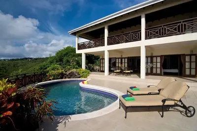 Image de Private Luxury Vacation Villa Dans Cadre tropical luxuriant avec de superbes vues sur l'océan