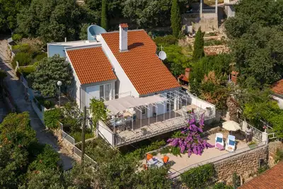 Image de Villa unique, spacieuse et conçue par un architecte avec vue panoramique sur la mer, à 30 mètres de la mer