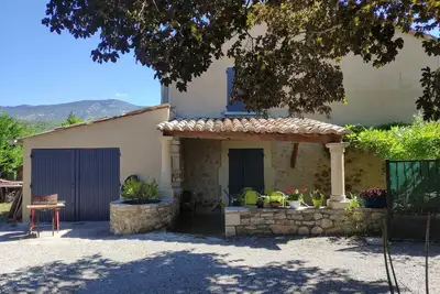 Image de maison individuelle pouvant accueillir 4 à 6 personnes jardin cloturé