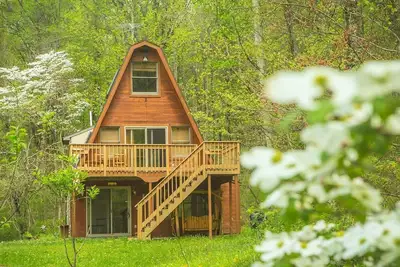 Image de Cabane Hocking Hills avec HotTub, Wifi, FirePit, Walking Trail et Pond