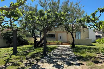 Villa sur terrain arboré de 500m2, lotissement privé, accès direct à la plage