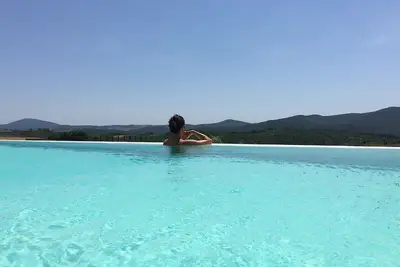 Image de Villa de style moderne en montée avec une vue inoubliable, à 20 min de la côte