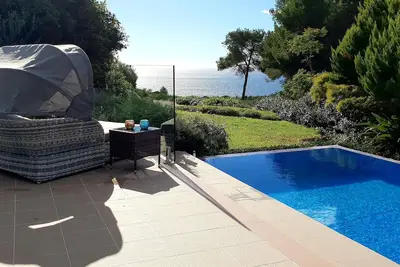 Image de Un paradis au calme, à l'abris des regards, entre ciel, mer, nature et soleil