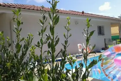 Image de Villa 8 personnes spacieuse et confortable avec piscine, au calme
